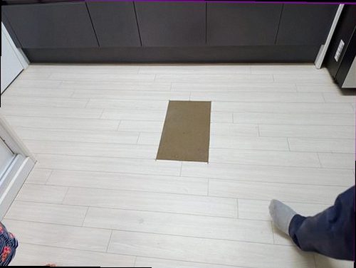 일산동구 누수탐지 배관 연결부를 보수하고 수분 수치를 재확인하는 모습