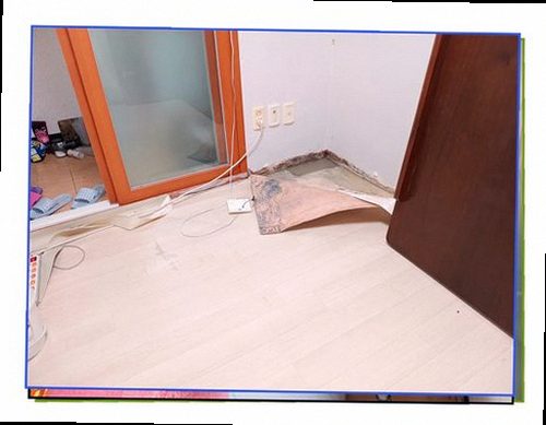 김포 누수탐지 바닥과 벽체 주변의 습기 흔적을 확인하는 현장 점검 장면