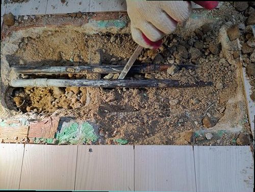 누수탐지 천장 얼룩과 물방울 흔적을 확인하는 실내 점검 장면