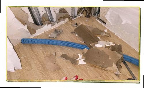 누수탐지 벽지 변색과 습기 흔적을 확인하는 현장 이미지