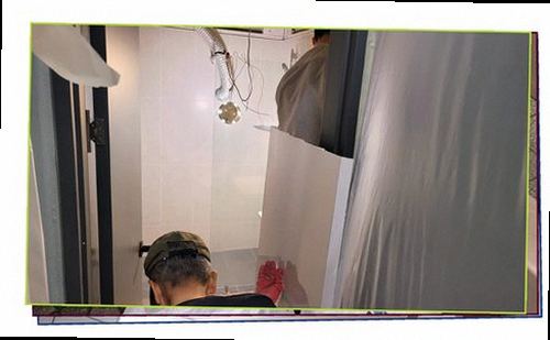 누수탐지 천장과 벽면의 습기 흔적을 확인하는 현장 점검 모습