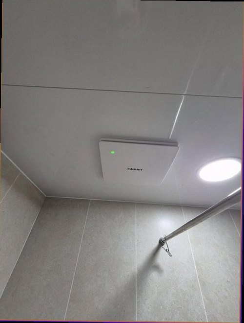 누수탐지 욕실 바닥과 벽면의 누수 흔적을 확인하는 모습