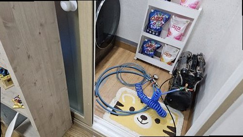 광진구 누수탐지 벽지 얼룩과 물기 범위를 확인하는 모습