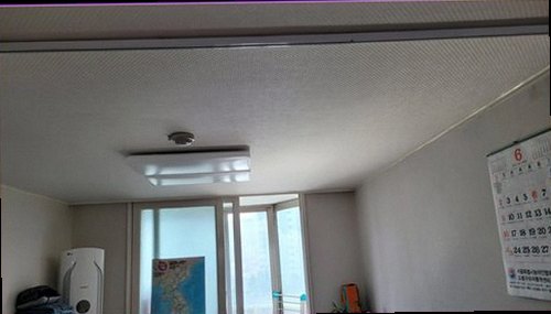 누수탐지 배관 반응을 확인하기 위해 측정 장비를 사용하는 모습