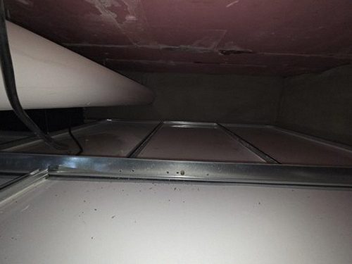 누수탐지 아랫집 천장의 물자국과 배관 점검 장면