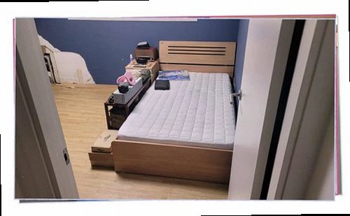 안성 누수탐지 싱크대 하부와 주변 벽면의 습기 상태를 확인하는 장면