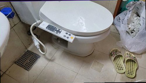 누수탐지 벽면 얼룩과 바닥 변색을 점검하는 모습