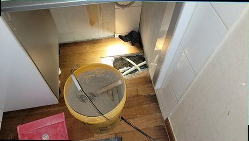 서초구 누수탐지 천장과 벽면의 누수 흔적을 확인하는 현장 점검