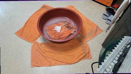 용산구 누수탐지 천장과 벽면의 습기 흔적을 확인하는 현장 모습