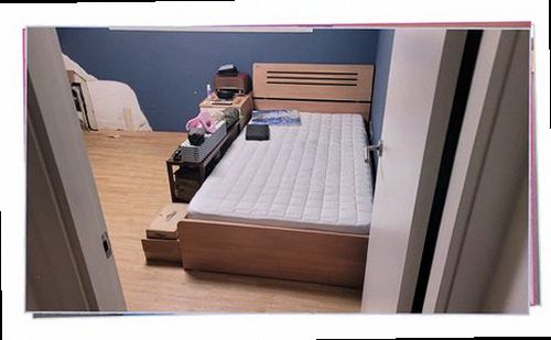 누수탐지 배수관 연결부와 주변 젖은 흔적을 확인하는 모습