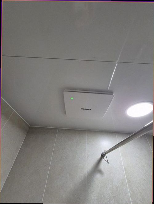 종로구 누수탐지 욕실 바닥과 벽면의 누수 흔적을 확인하는 현장 점검 모습