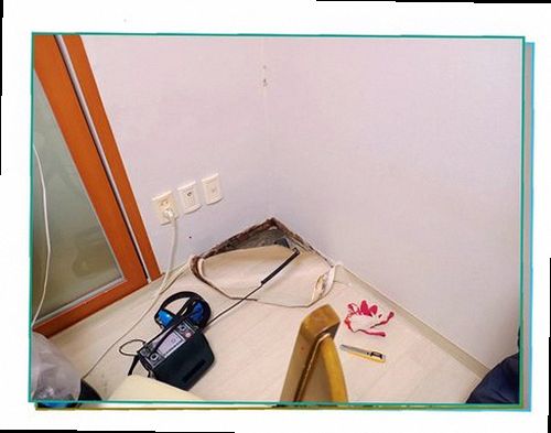 종로구 누수탐지 수압계와 열화상 장비로 배관 상태를 확인하는 모습