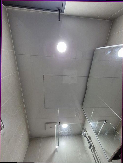 종로구 누수탐지 싱크대 하부장과 벽면의 누수 흔적을 확인하는 모습