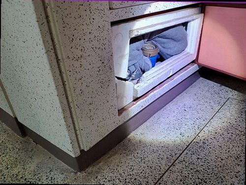 종로구 누수탐지 벽면 물자국과 배관 주변 습기를 확인하는 모습
