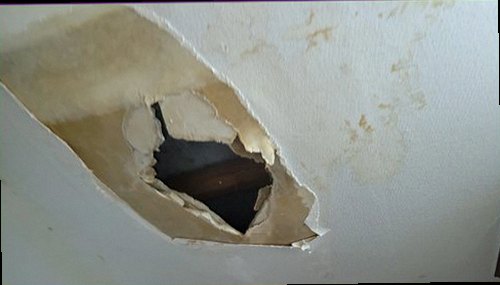 서울 중구 누수탐지 베란다 바닥과 벽면 하단의 누수 흔적을 확인하는 모습
