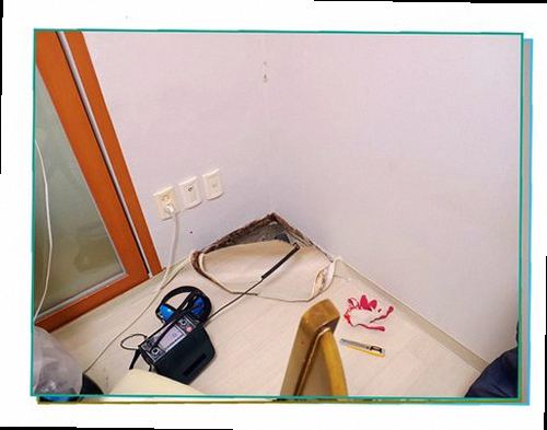누수탐지 천장 얼룩과 점검 장비가 함께 보이는 현장 모습