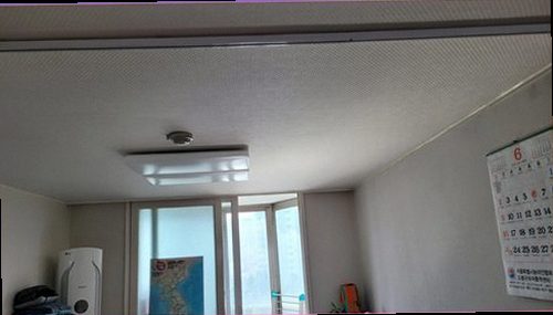 광주 누수탐지 누수 원인 확인 후 건조 상태와 주변 마감재를 점검하는 모습