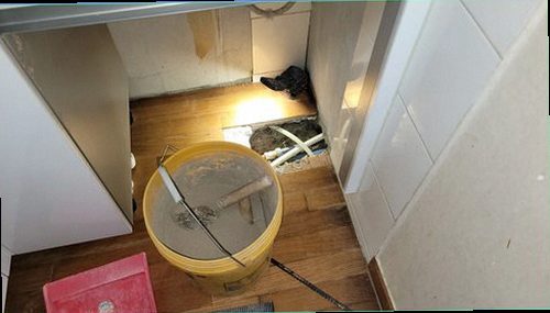 광주 누수탐지 천장 얼룩과 바닥 습기를 비교해 확인하는 현장 점검 모습