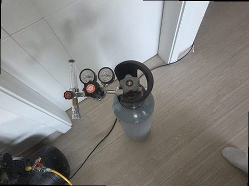 누수탐지 배관 점검 도구를 확인하는 작업 장면