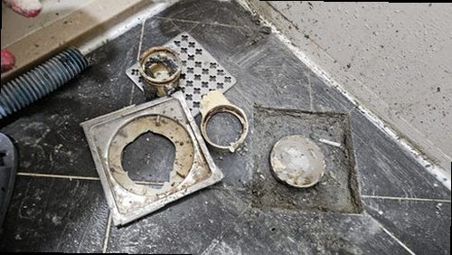 누수탐지 배관 주변 습도와 압력 변화를 기록하는 점검 장면