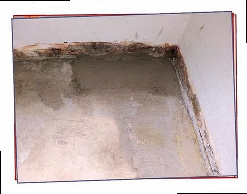 여주 누수탐지 화장실 바닥과 벽면의 누수 의심 흔적을 확인하는 모습