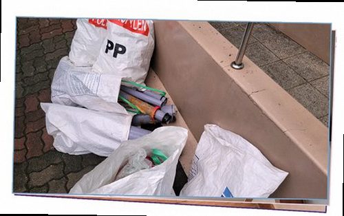 여주 누수탐지 바닥과 벽면의 물기 흔적을 살펴보는 점검 장면