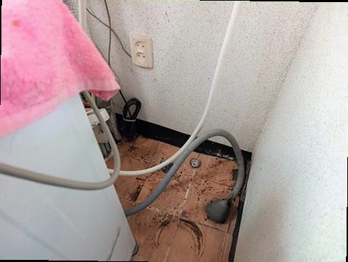 누수탐지 화장실 배관 주변 누수 확인을 위한 점검 장면
