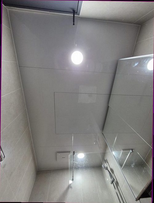 누수탐지 싱크대 하부와 바닥의 젖은 자국을 확인하는 장면