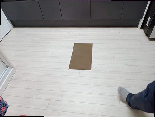 누수탐지 누수 의심 부위를 확인하는 주거시설 점검 장면