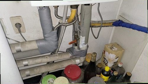 오산 누수탐지 천장 얼룩과 배관 주변을 점검하는 현장 모습