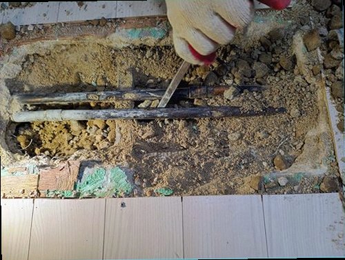 오산 누수탐지 누수 점검 결과와 습도 측정값을 기록하는 장면