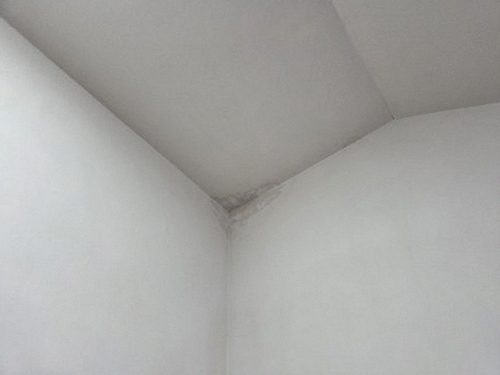 누수탐지 건물 배관 구조와 누수 발생 위치를 나타내는 단면 도식