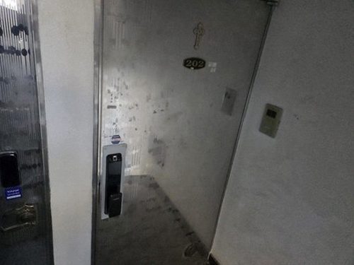 누수탐지 배관 점검 장비를 확인하는 현장 모습