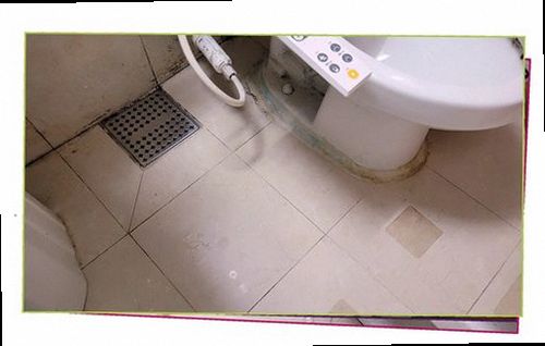파주 누수탐지 베란다 벽과 바닥의 누수 흔적을 확인하는 현장