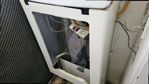 누수탐지 벽체 수분 상태와 주변 배관 연결부를 점검하는 과정