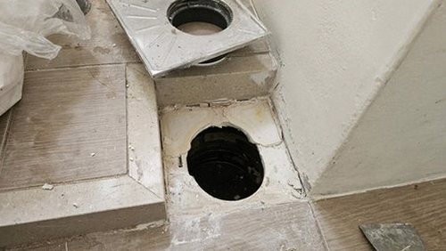 누수탐지 변기 뒤편 배관 점검 장면