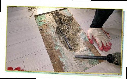 누수탐지 베란다 바닥과 벽면의 물자국을 확인하는 현장 모습