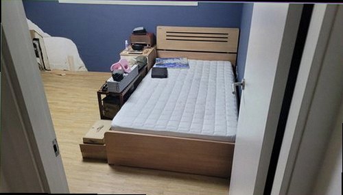 누수탐지 거실 벽면과 바닥의 누수 징후를 점검하는 모습
