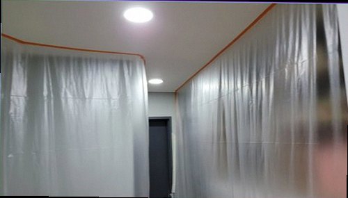누수탐지 안방 벽면과 바닥의 물기 흔적을 확인하는 점검 장면