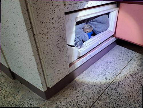 누수탐지 누수 의심 공간을 살피는 점검 흐름을 보여주는 안내 이미지