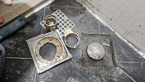 누수탐지 배관 점검 장비로 위치를 확인하는 장면