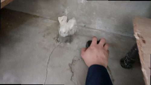 누수탐지 측정 장비로 바닥 내부의 수분 분포와 배관 경로를 확인하는 모습