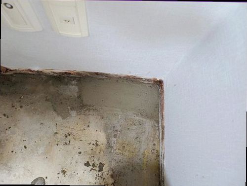 오산 누수탐지 벽면 습기와 변색 상태를 비교해 보는 점검 장면