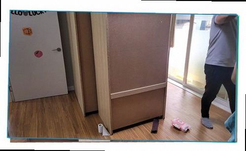 누수탐지 벽면 얼룩과 바닥 변색을 함께 확인하는 내부 점검 장면