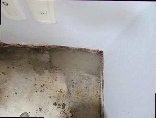 누수탐지 실내 난방 장비와 배관 상태를 점검하는 현장 이미지