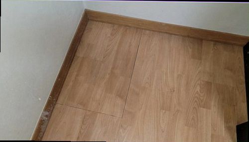 오산 누수탐지 천장 배관 주변의 습기와 얼룩 분포를 확인하는 점검 장면