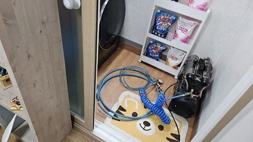 누수탐지 누수 원인 확인을 위해 천장과 배관 주변을 점검하는 모습