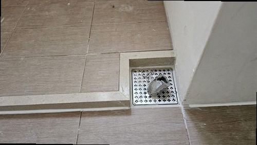 누수탐지 배관 연결부를 살펴보는 장면