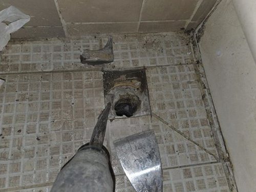 누수탐지 배관과 방수 상태를 함께 확인하는 장면