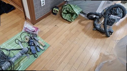 누수탐지 배관 누수 탐지 장비를 점검하는 작업 장면